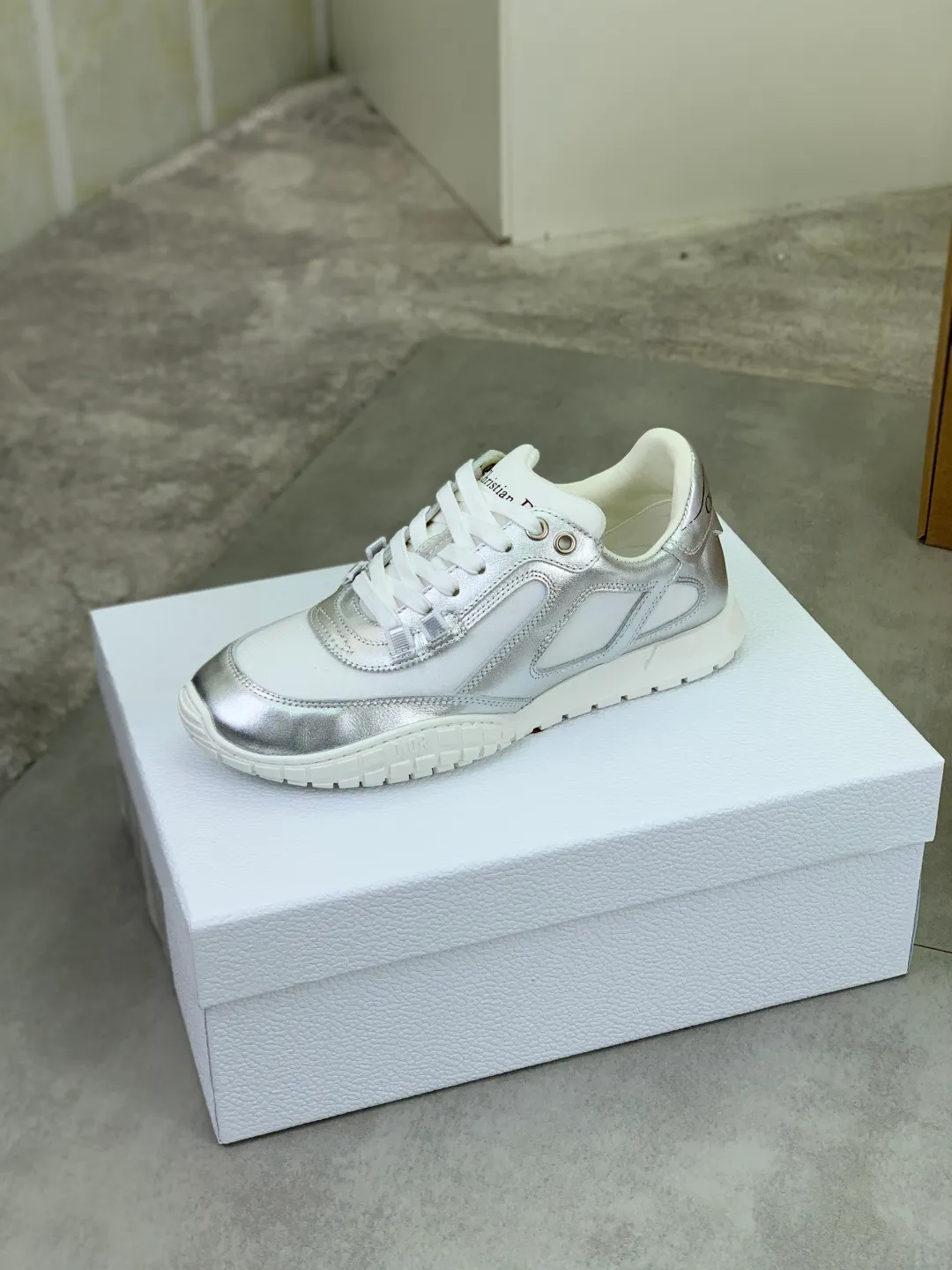 Men's men's shoes P560 new Dior Tech sneakers 2026 early spring series new products, with fashionable details, highlighting retro aesthetics. The light beige anti-suede cow leather upper is spliced ​​with apricot transparent mesh fabric on the side. The upper window edge is adhered with high-frequency flat ironing and back-pressure. It replicates the original craftsmanship, making it beautiful and comfortable without falling off. The interior is made of sheep lining of the same color and is soft and comfortable. The heel and tongue are embellished with the Paris logo. The textured TPU soles with the same color logo. The high-end version is exquisitely packaged with an airplane box, adding to the high-end style. Color: 4️⃣colors available Size: Female 35-41 Male 39-46